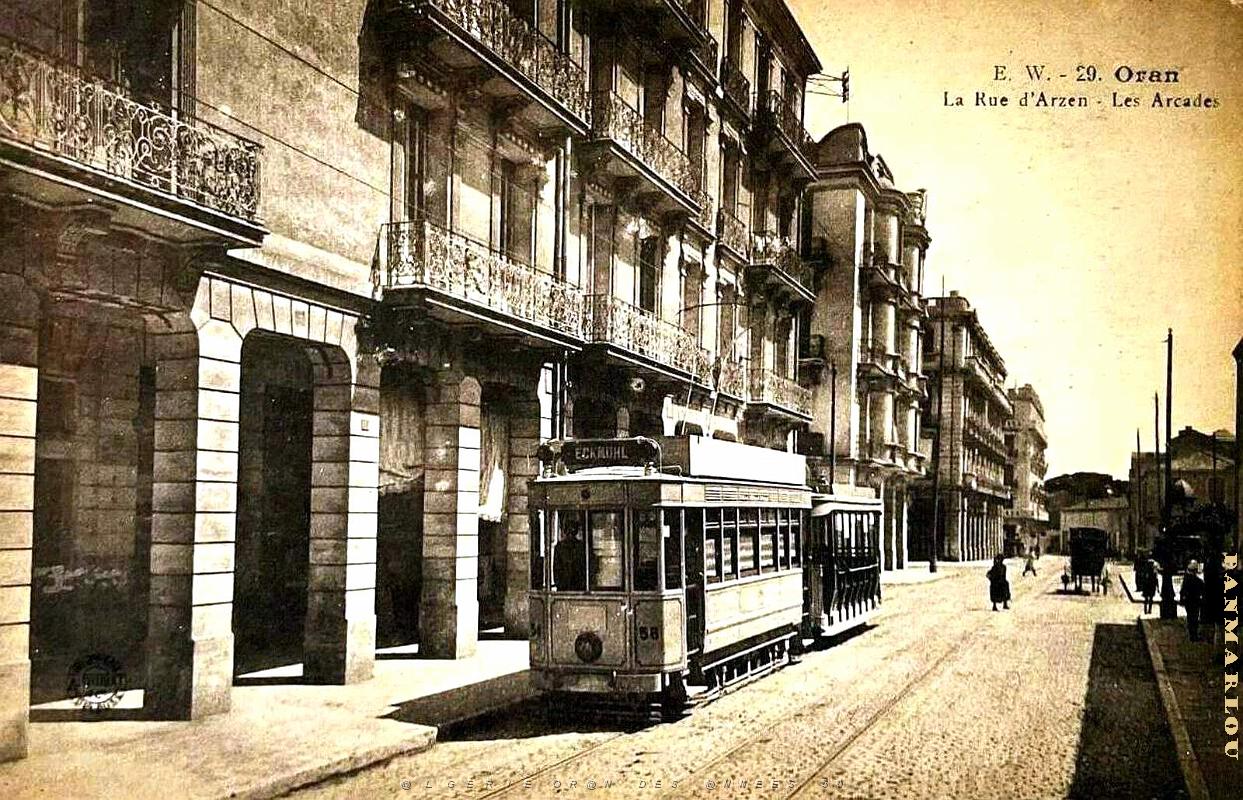 Oran - Rue d'Arzew - Arcades et Tramway pour Eckmulh.jpg